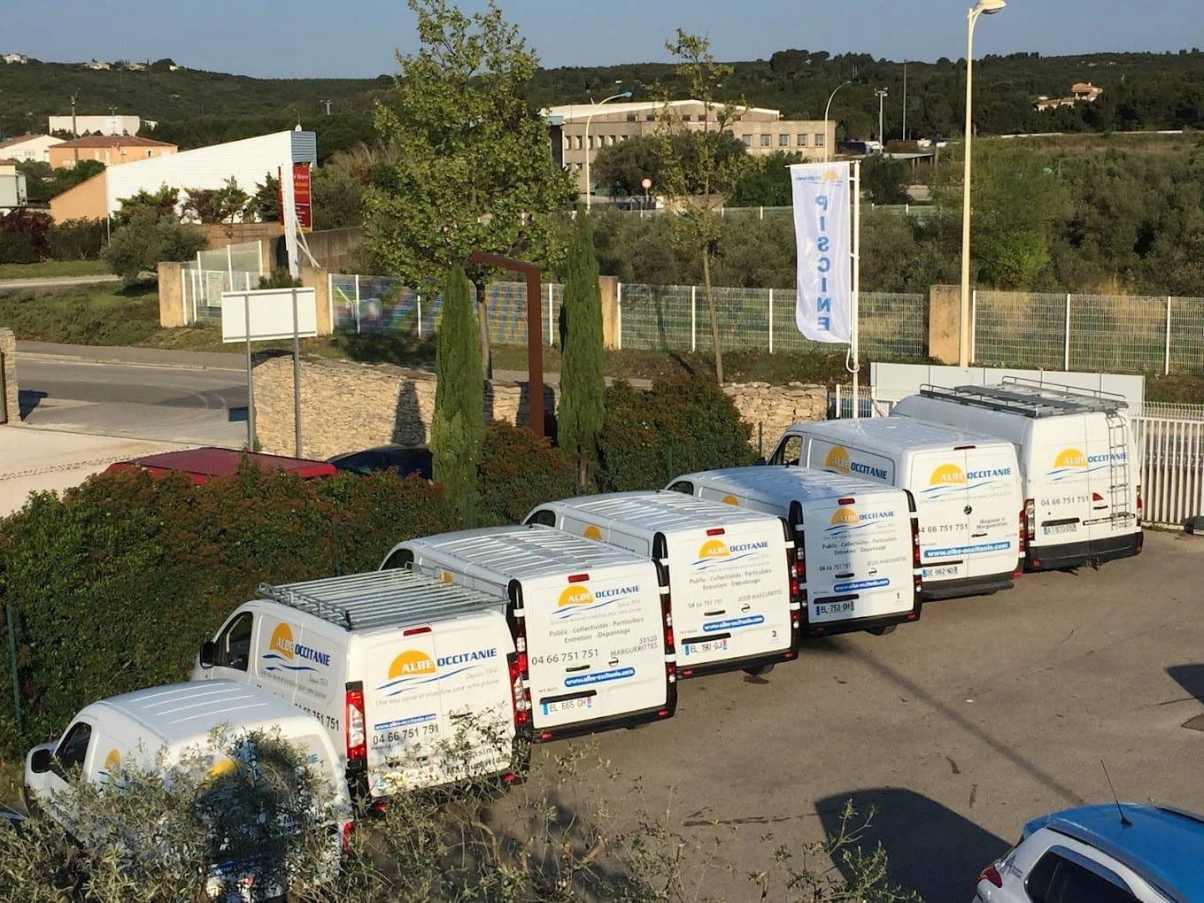 Flotte de véhicules utilitaires utilisés pour l’entretien et la maintenance de piscines.